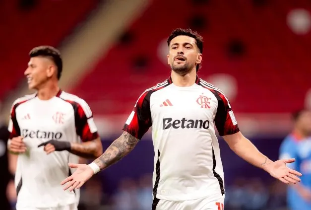 Arrascaeta marca os dois gols do Flamengo em cima do Cruz Azul