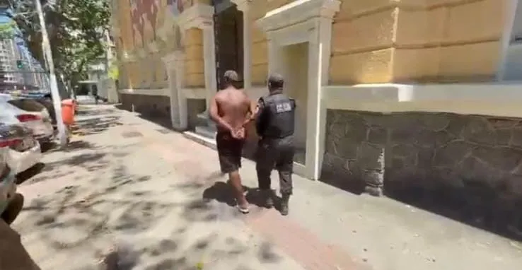 Ele foi conduzido à 76ª DP (Niterói), onde permaneceu preso e à disposição da Justiça.