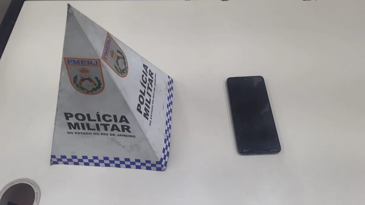 Os agentes recuperaram o celular da vítima e encaminharam o criminoso à 76ª DP (Centro de Niterói)