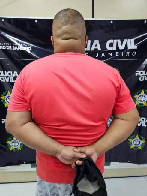 Após ser capturado, ele foi conduzido à delegacia, onde ficou à disposição da Justiça para os procedimentos cabíveis