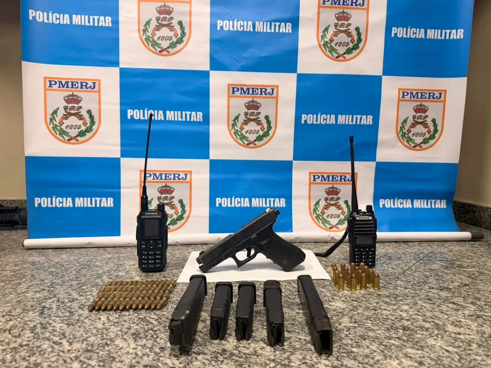 Com ele, a polícia apreendeu uma pistola .40, 50 munições calibre 9mm, 16 munições calibre .40, cinco carregadores de pistola e dois radiotransmissores