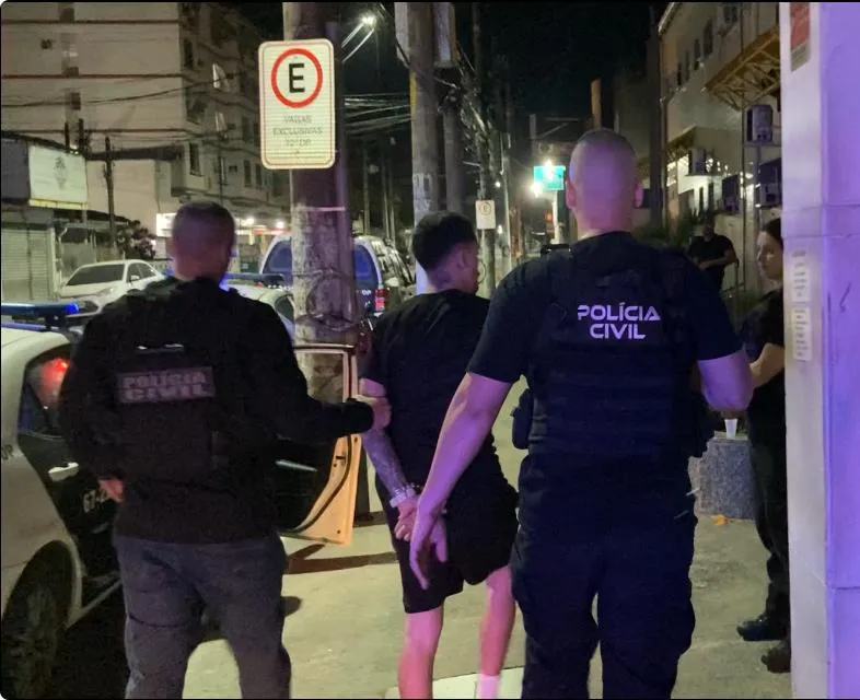 De acordo com a Polícia Civil, ele era alvo de um mandado de prisão preventiva expedido pela 5ª Vara Criminal da Comarca de São Gonçalo