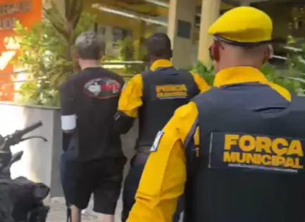 As equipes realizaram a apreensão da pistola durante ação realizada no sábado (2)