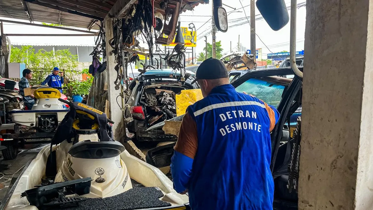 Durante as operações, a equipe do Detran RJ orienta os proprietários de ferros-velhos a regularizarem seus estabelecimentos junto ao departamento