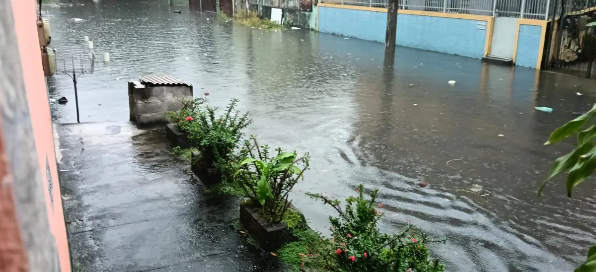 Rua Angra dos Reis, na Trindade, ficou alagada após chuva intensa na manhã desta quarta-feira (20)