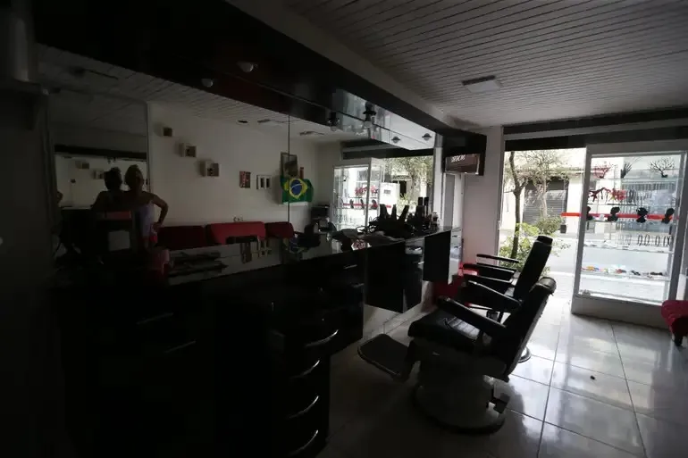 Ventos intensos provocam transtornos e deixam moradores sem energia em vários pontos da cidade