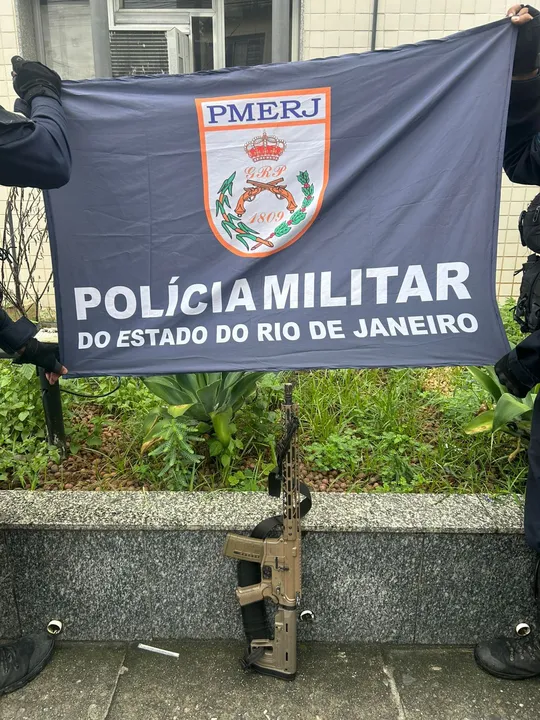 Após a estabilização da área, os policiais localizaram no chão um fuzil Colt, calibre 5,56 mm, classificado como arma de uso restrito