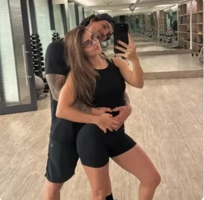 Gabriel Medina e Isabella Arantes esperam o primeiro filho do casal