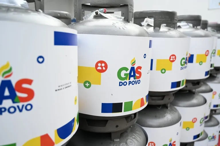 A meta do Governo do Brasil é viabilizar cerca de 65 milhões de recargas por ano às famílias atendidas pelo programa Gás do Povo