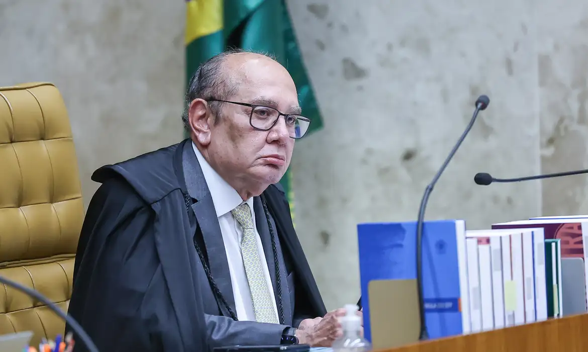 Como o pedido questionava decisão do próprio Moraes, relator da ação penal relacionada à tentativa de golpe de Estado, o caso foi redistribuído a Gilmar Mendes, decano da Corte, conforme previsto no regimento interno do tribunal