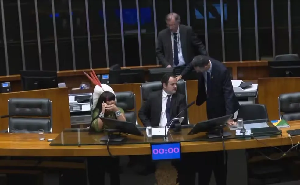 Glauber Braga ocupando cadeira da presidência da Câmara dos Deputados