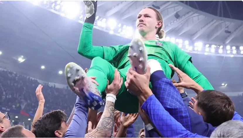 Goleiro russo tinha uma 'cola', com plano de vôo sobre batedores do Flamengo