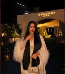 Izabela Cristy Gomes Barros, se apresenta nas redes sociais, como cantora gospel, empreendedora internacional, modelo e “criadora de estilo de vida”