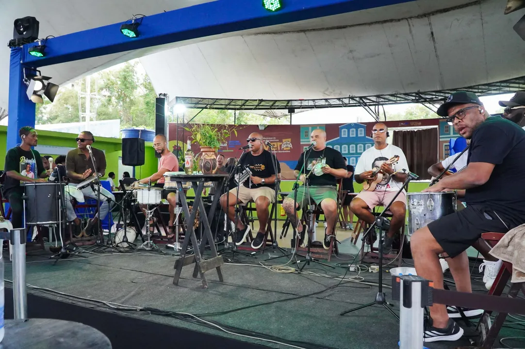 A festa começou com uma apresentação do grupo Arruda e Guiné, que embalou os gonçalenses com clássicos do samba