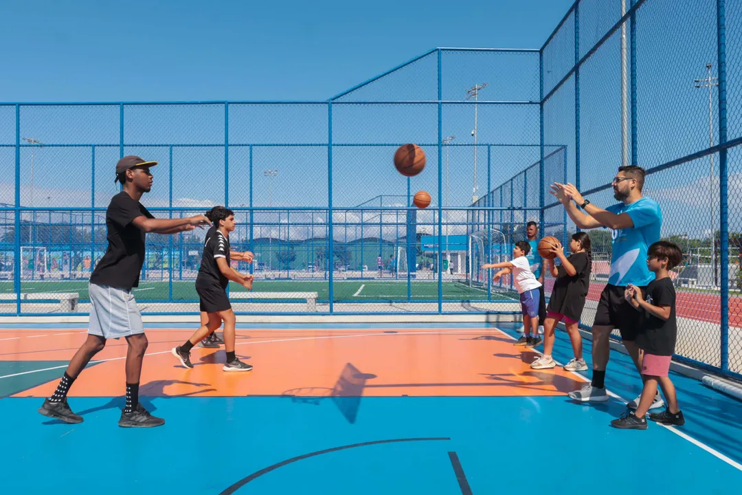 As aulas de basquete ocorrem às terças e quintas-feiras, das 9h às 10h