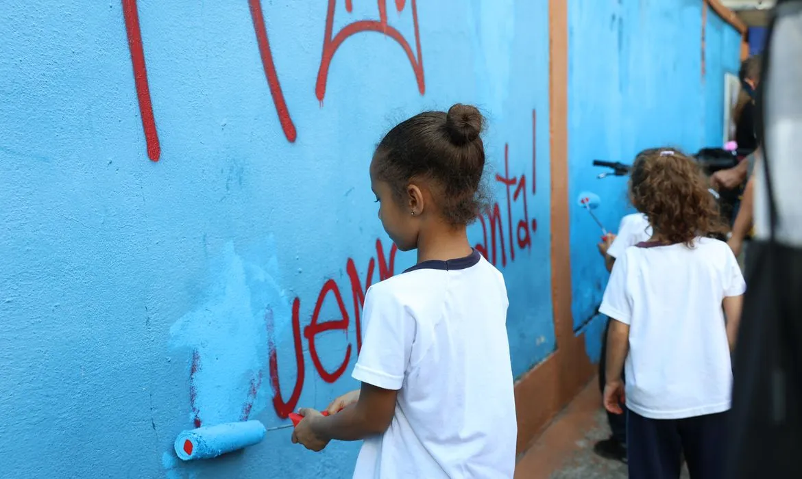 O financiamento das iniciativas poderá incluir fontes como fundos da educação e programas de investimento público