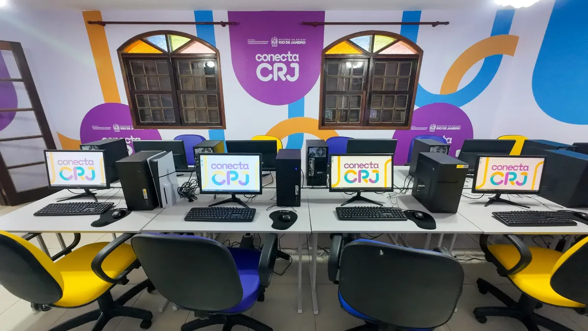 As unidades contam com aulas de informática, barbeiro, design de sobrancelhas e design de cílios