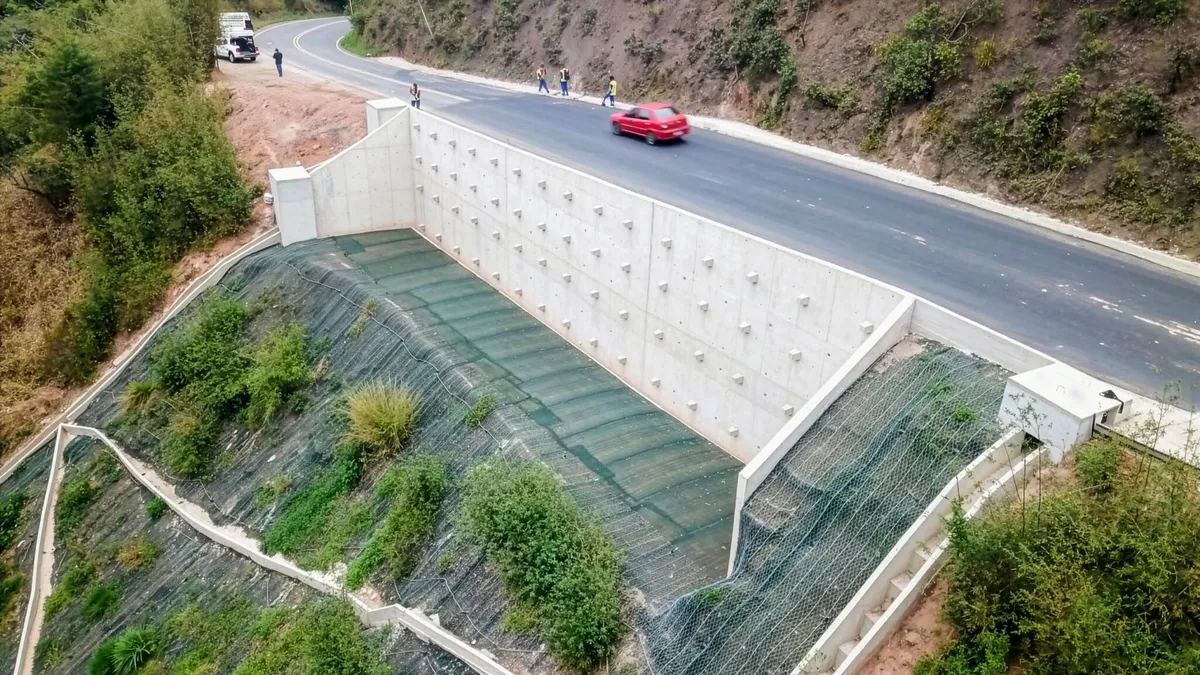 A Serra de Paracambi foi contemplada com 20 pontos de contenção de encostas e a construção de uma ponte de 150 metros
