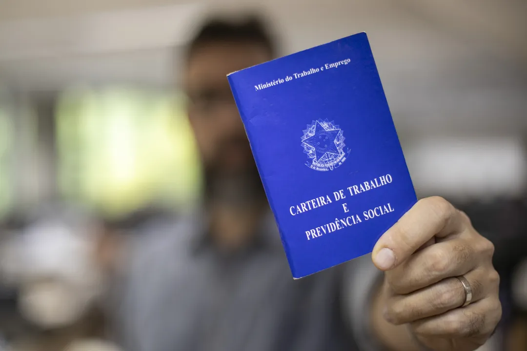 Há um total de 909 vagas: 120 ofertadas pela Fundação Mudes e 789 pelo Centro de Integração Empresa Escola (CIEE)