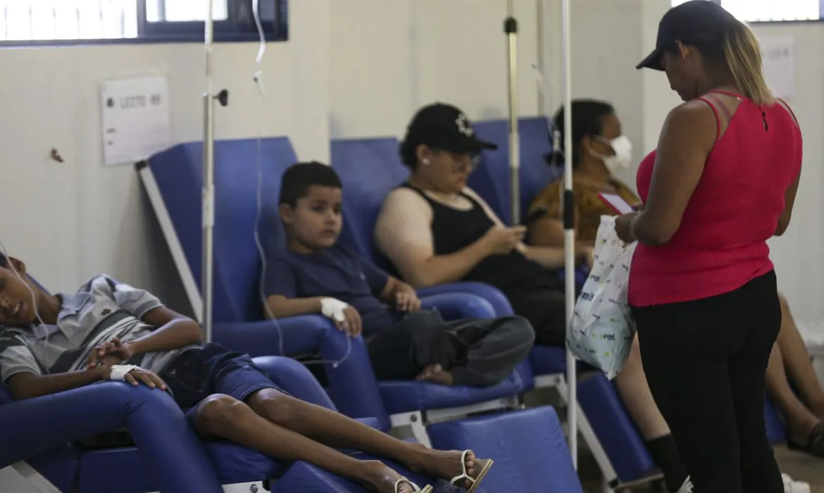 A medida será implantada a partir de dimensões estratégicas que envolvem governança, gestão institucional, práticas assistenciais, educação em saúde e uso de dados
