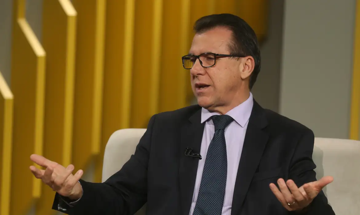 A ideia é permitir que parte do saldo do FGTS seja usada na quitação ou renegociação de débitos, especialmente dentro de programas como o Desenrola Brasil