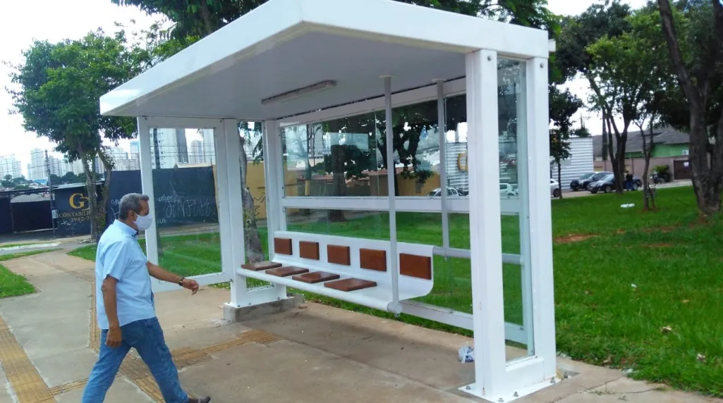 No ponto final da linha 309, no Centro do Rio, foi registrado um ônibus que não pertence à Viação Real realizando o trajeto em condições precárias.