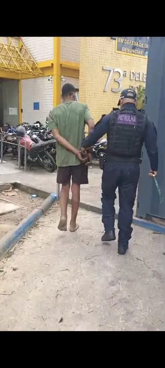 O acusado foi encaminhado à 74ª DP e, em seguida, à 73ª DP, onde o caso foi registrado