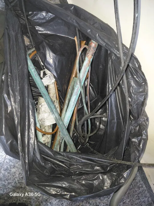 A Guarda Municipal de São Gonçalo prendeu um suspeito por furto de tubos de cobre e cabos de energia