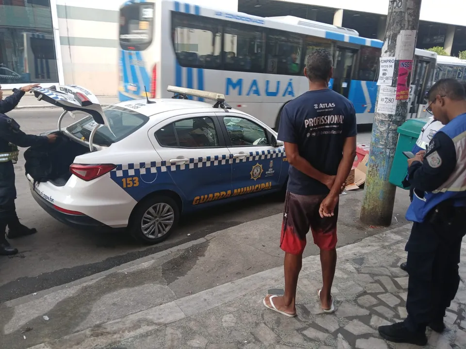 O homem foi preso enquanto descia de um ônibus no Alcântara