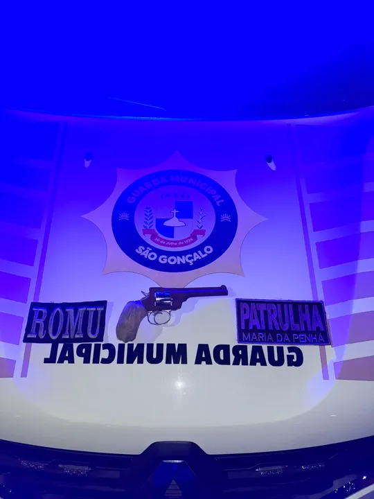 Com os suspeitos, foi encontrada uma arma de fogo descarregada