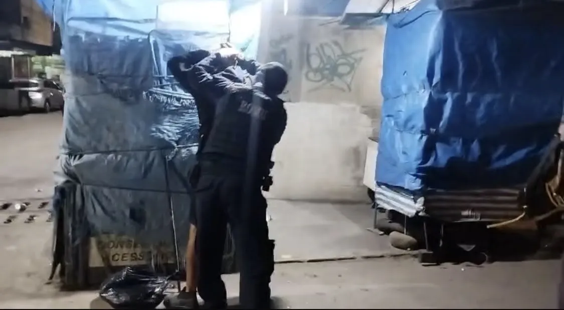 Com o homem foram encontradas quatro metros de cabos de energia e outros itens