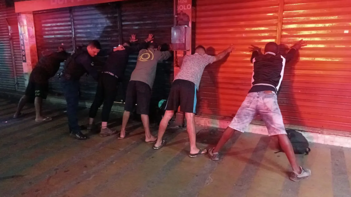 Homens presos por furto a estabelecimento comercial