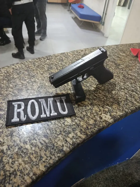 Durante a ação, foram apreendidos uma moto e um simulacro de arma de fogo