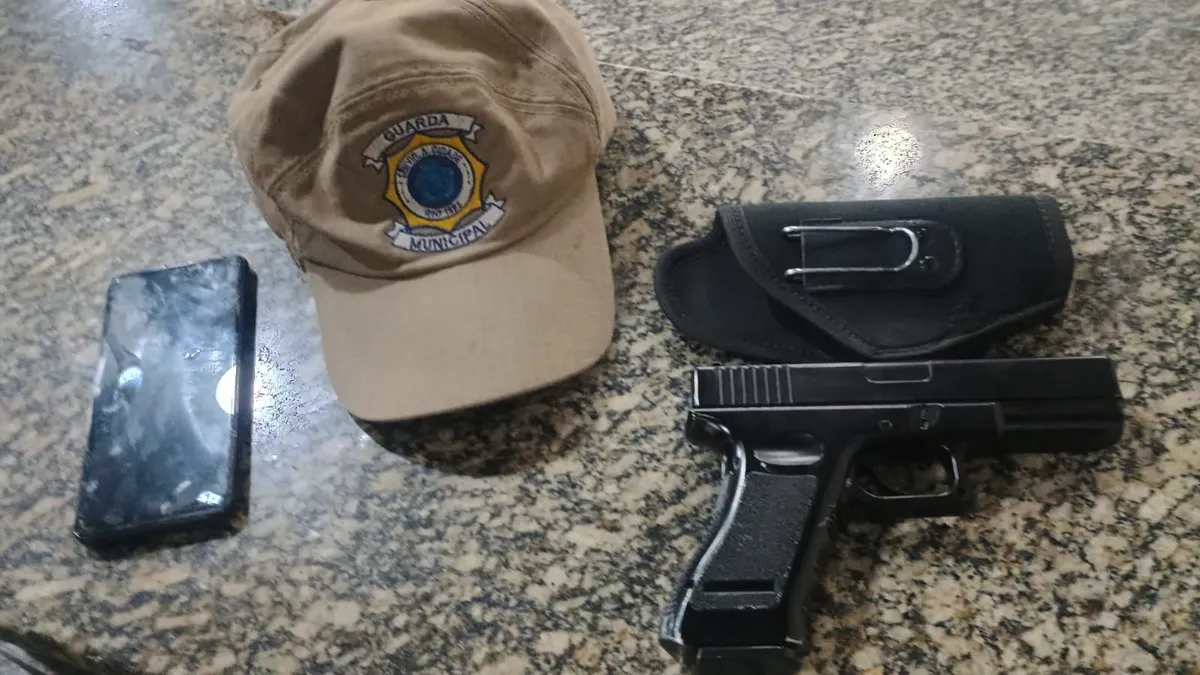 Ao fazer a abordagem, os guardas municipais encontram o telefone celular da vítima e também a réplica de arma de fogo