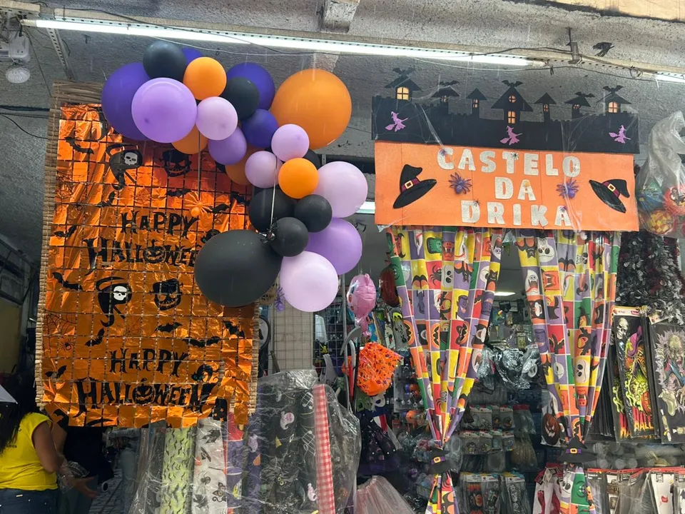 Lojas de decoração de festa, exibem produtos de Halloween