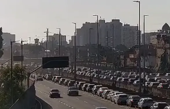 O pouso do helicóptero fez com que motoristas no sentido centro reduzissem a velocidade
