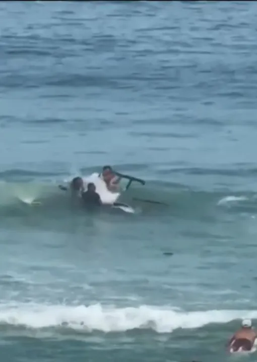 O helicóptero chegou a tombar no mar e ficou parcialmente submerso