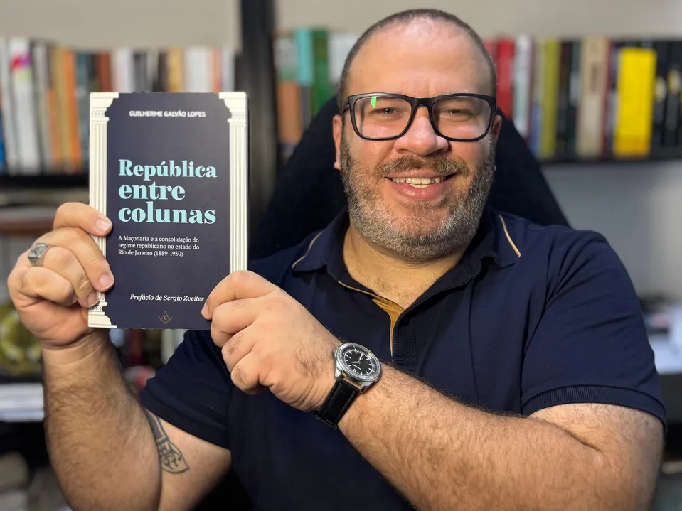 O autor comenta que dedicou três anos de pesquisa até concluir a publicação