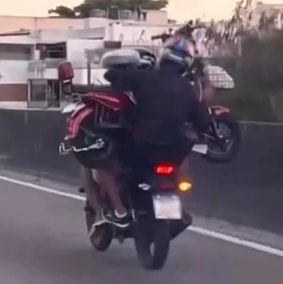 Cena inusitada chamou a atenção de quem passava pelo local