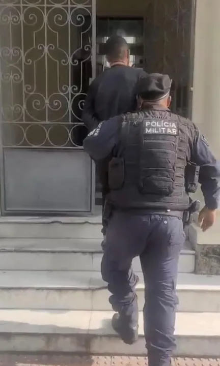 Ele foi conduzido à 76ª P (Centro), onde foi autuado em flagrante pelo crime de roubo e permaneceu preso