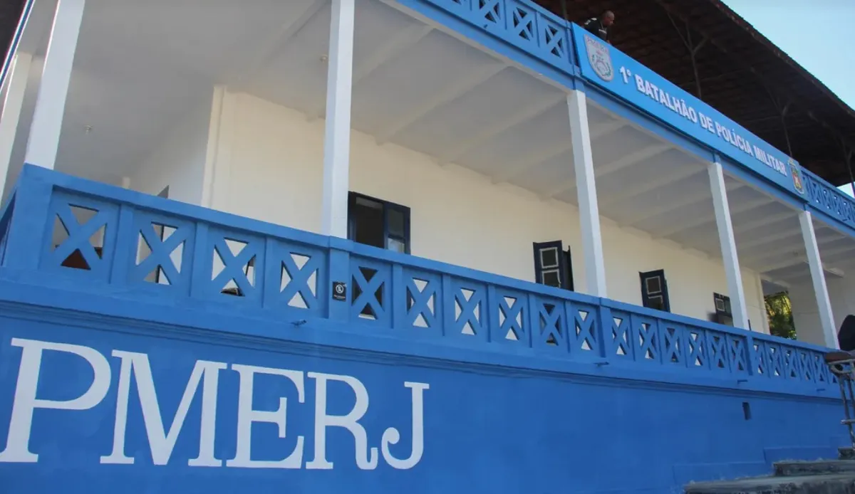 Durante as buscas, os policiais localizaram um homem com as características repassadas em frente a uma padaria, na própria Praça da Mentira