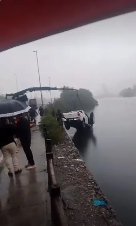 Na ocasião, o carro ficou submerso, sendo removido do local nesta manhã (26)
