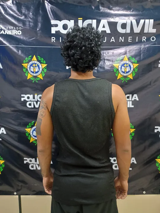 Pixote, de 19 anos, é preso por agentes da 82ª DP (Maricá)