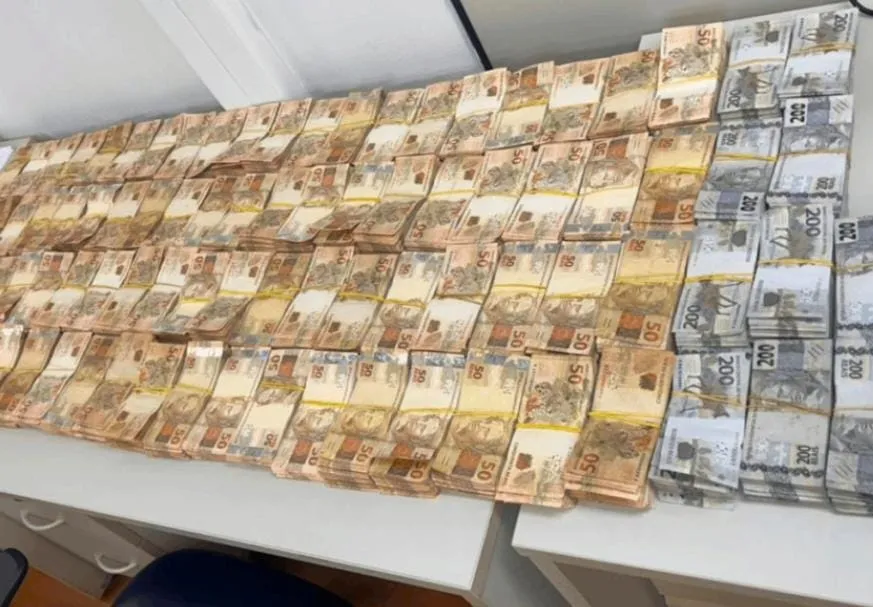 Ele foi surpreendido por policiais civis no momento em que entrava com o montante no veículo, onde dois supostos seguranças o aguardavam