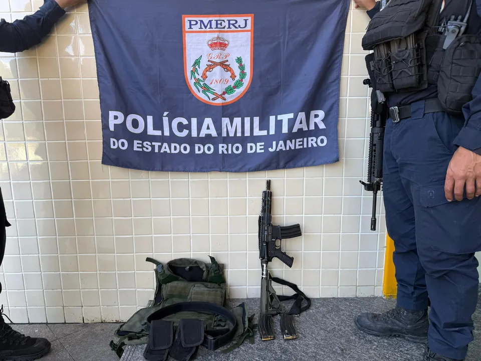 Com ele, os agentes apreenderam um fuzil Colt calibre 5.56
