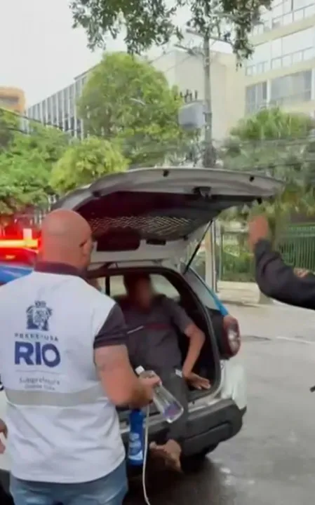 O homem foi preso em flagrante e levado à delegacia