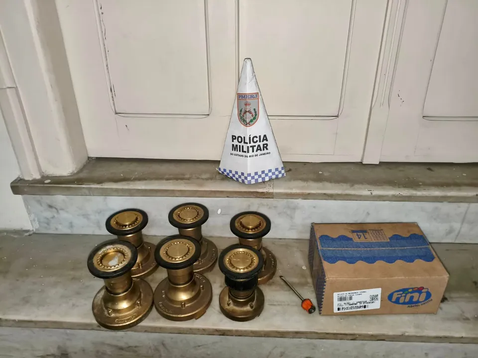 os esguichos estavam com  o autor do furto, segundo a polícia