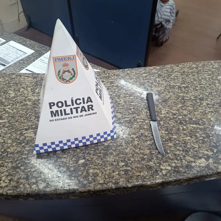 Durante a abordagem, os policiais constataram que o homem estava com uma faca de serra