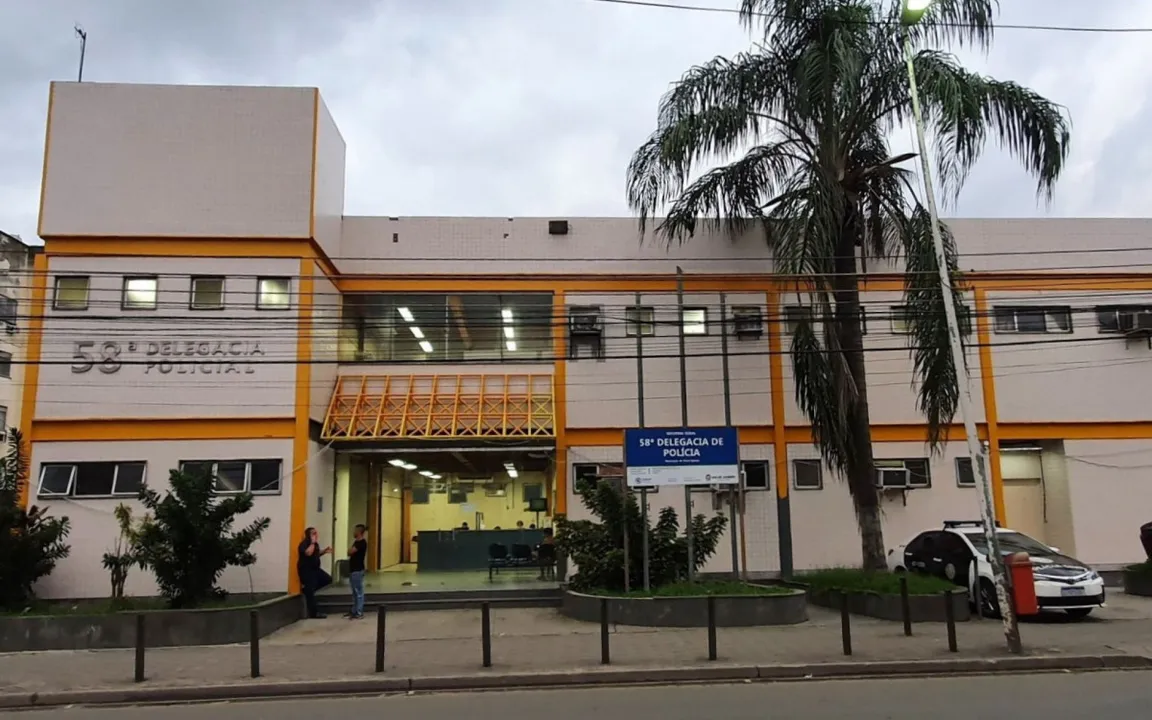 Policiais da 58ª DP (Posse), com apoio da 52ª DP (Nova Iguaçu), o localizaram no bairro Monte Castelo