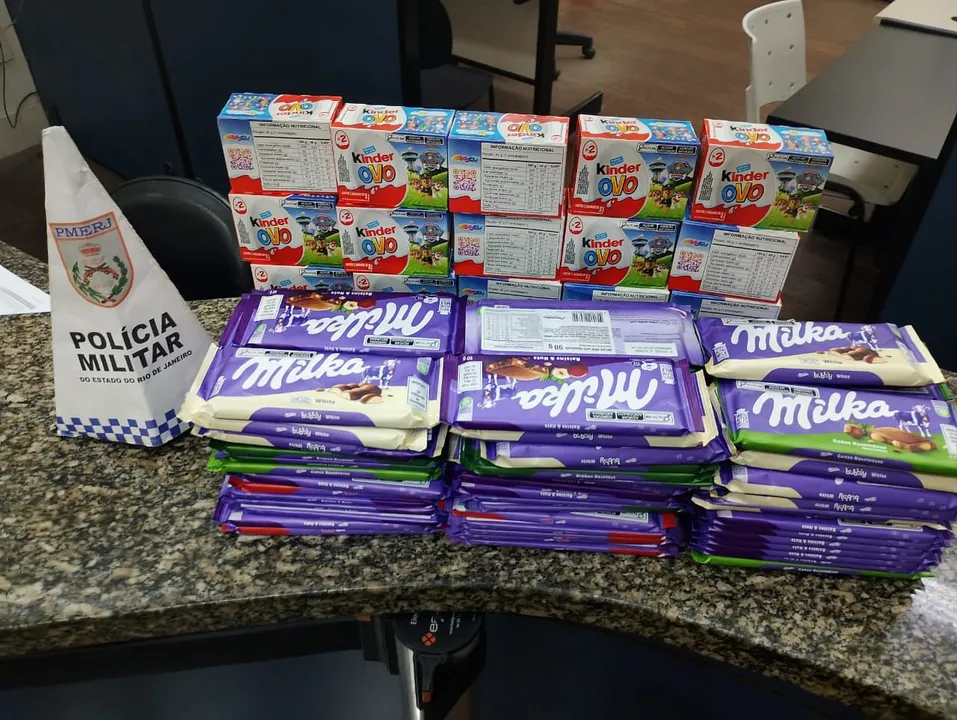 90 barras de chocolate e 25 caixas de Kinder Ovo, totalizando R$ 2.353,80 em produtos